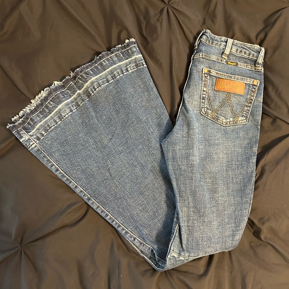 Wrangler Retro High Rise Trumpet Flare Jeans!